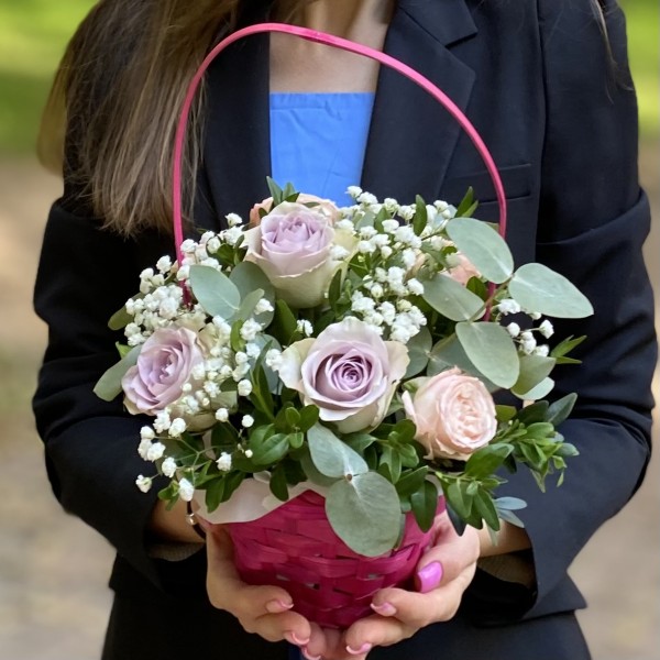 Композиция с розами и гипсофилой в корзине