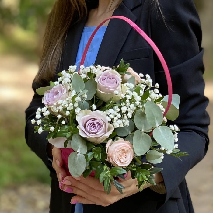 Композиция с розами и гипсофилой в корзине