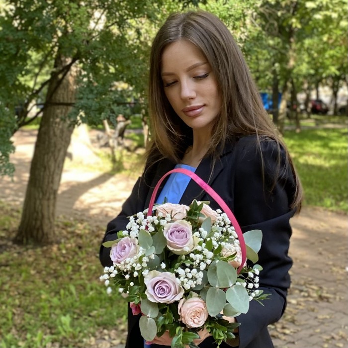 Композиция с розами и гипсофилой в корзине