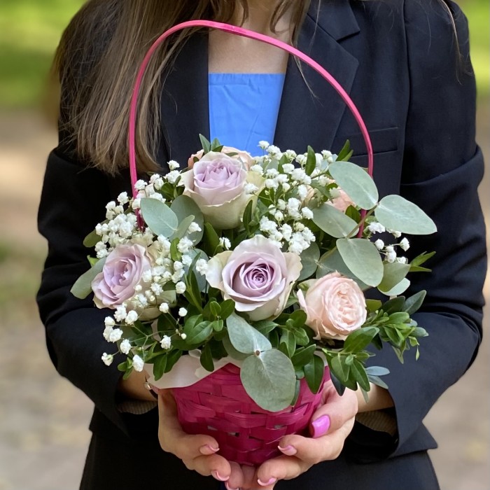 Композиция с розами и гипсофилой в корзине