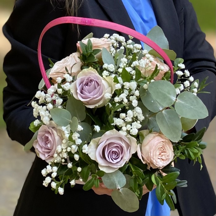 Композиция с розами и гипсофилой в корзине