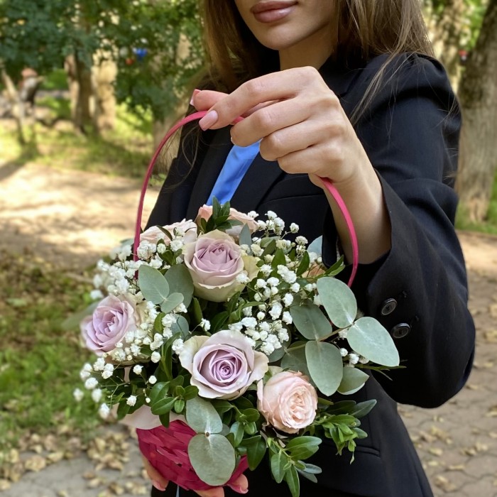 Композиция с розами и гипсофилой в корзине