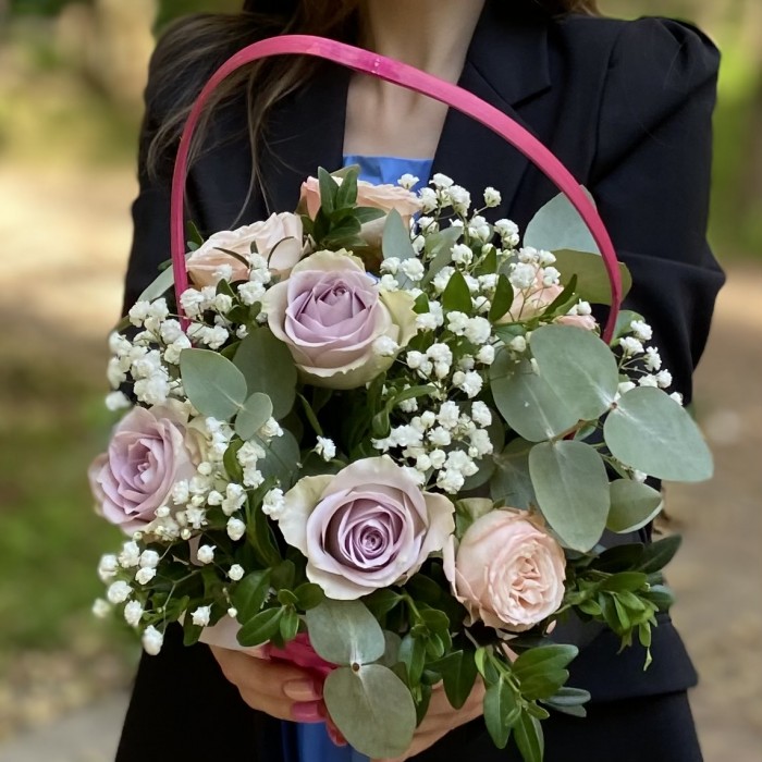 Композиция с розами и гипсофилой в корзине