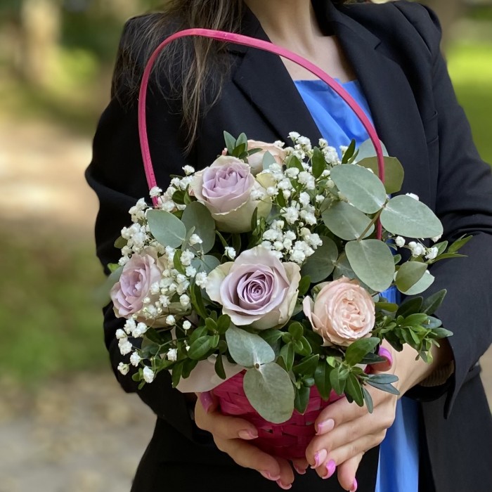 Композиция с розами и гипсофилой в корзине