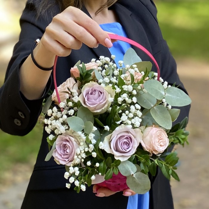 Композиция с розами и гипсофилой в корзине