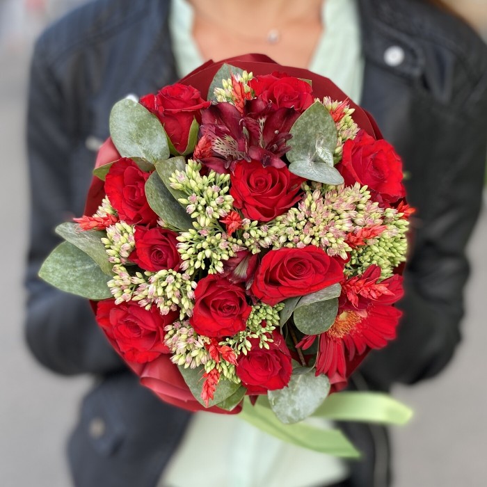 Мини композиция с цветами красная