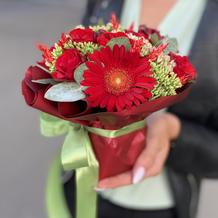 Мини композиция с цветами красная