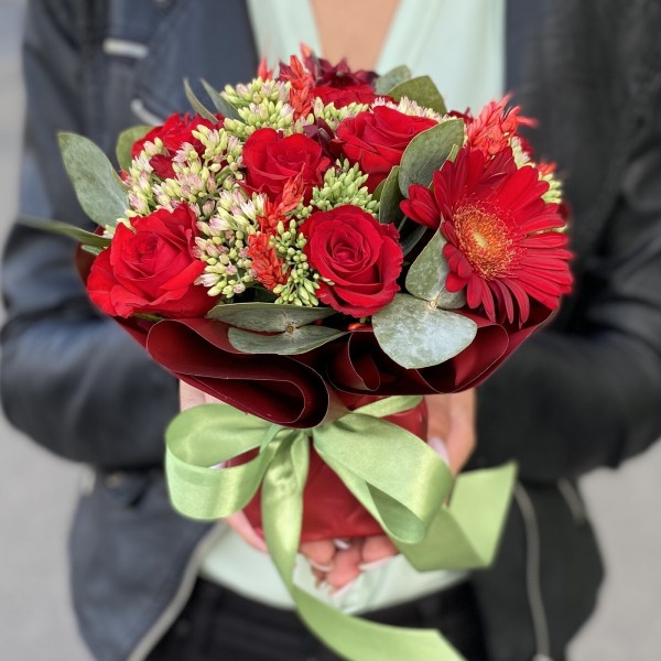 Мини композиция с цветами красная