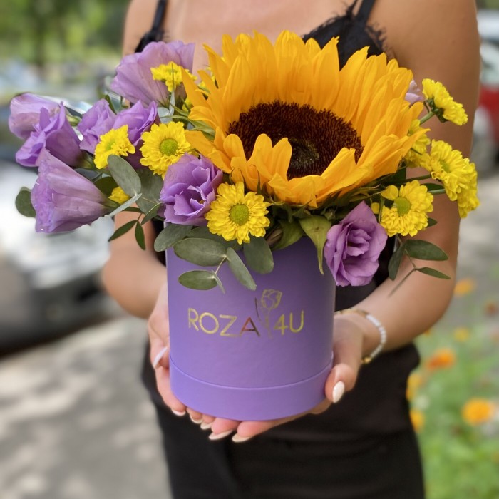 Подсолнух и сиреневые эустомы в коробке