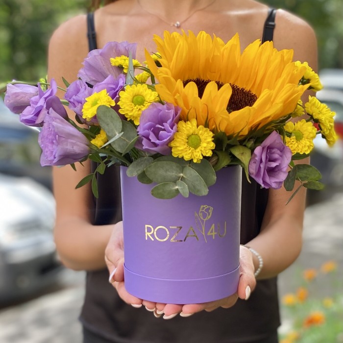 Подсолнух и сиреневые эустомы в коробке