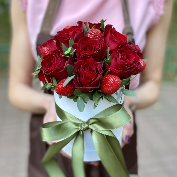 Розы с клубникой в шляпной коробке