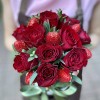 Розы с клубникой в шляпной коробке