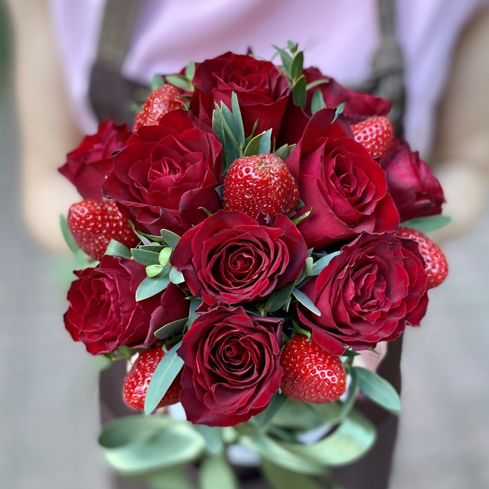 Розы с клубникой в шляпной коробке