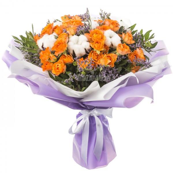 Букет оранжевых роз и хлопка
