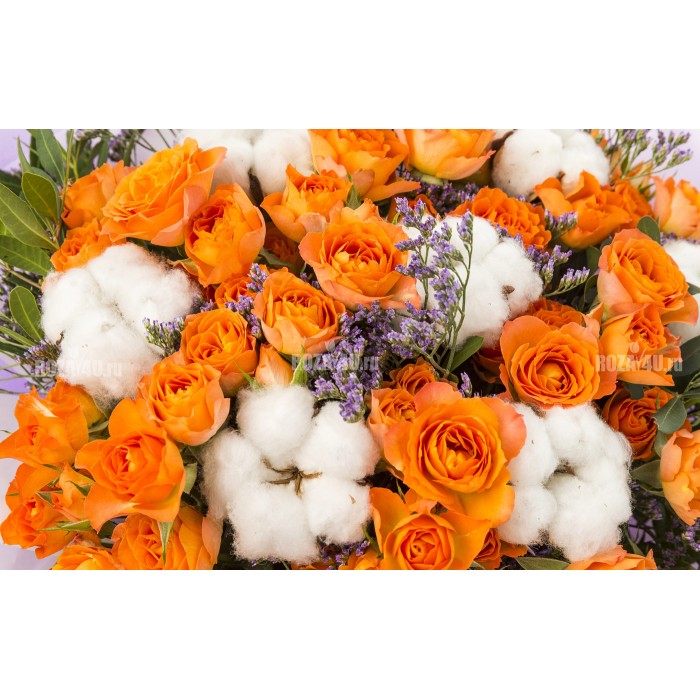 Букет оранжевых роз и хлопка