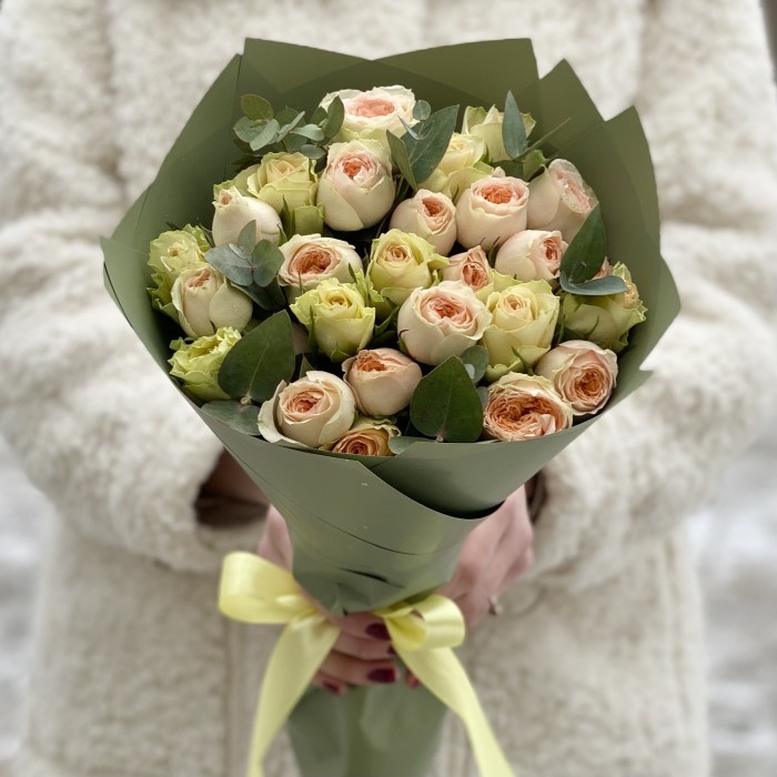 Букет из нежных кремовых и  пионовидных роз с эвкалиптом