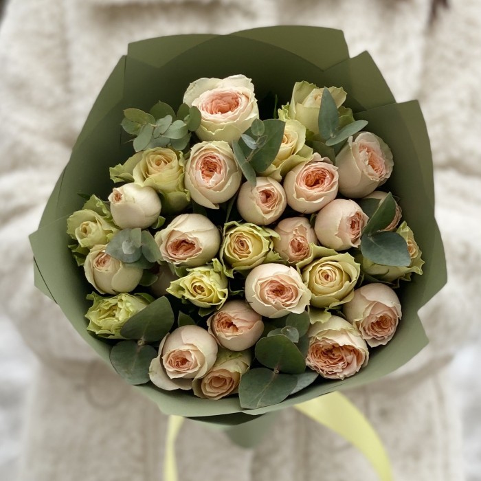 Букет из нежных кремовых и  пионовидных роз с эвкалиптом