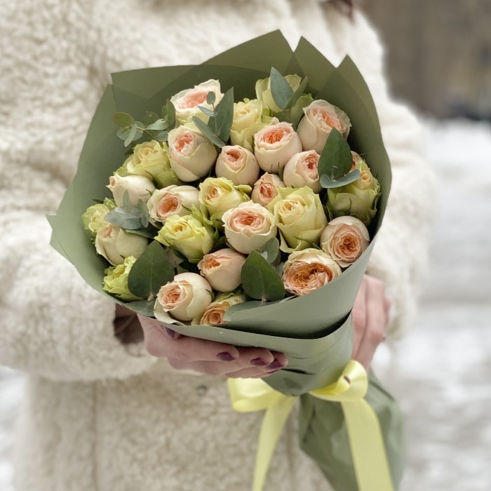Букет из нежных кремовых и  пионовидных роз с эвкалиптом