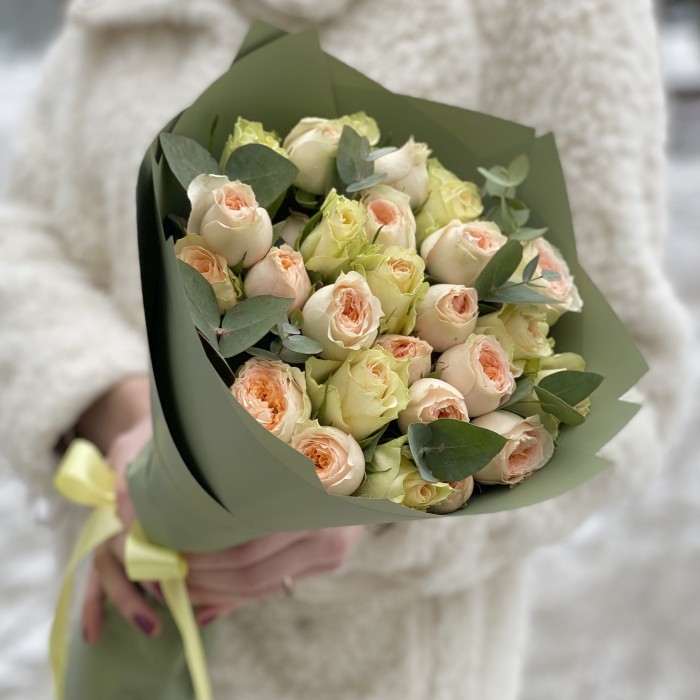 Букет из нежных кремовых и  пионовидных роз с эвкалиптом