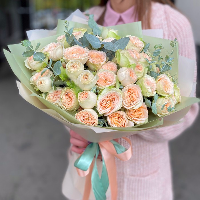 Букет из пионовидных роз с эвкалиптом