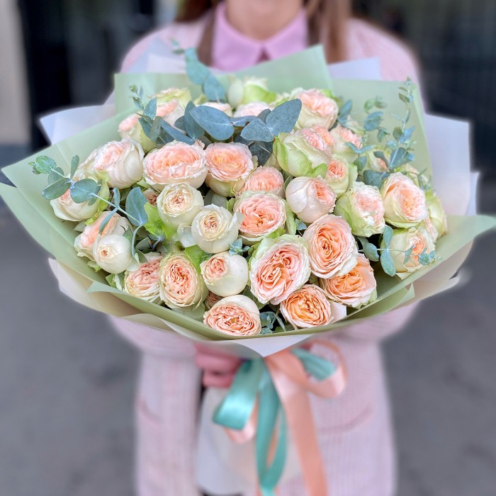 Букет из пионовидных роз с эвкалиптом