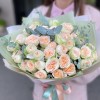 Букет из пионовидных роз с эвкалиптом