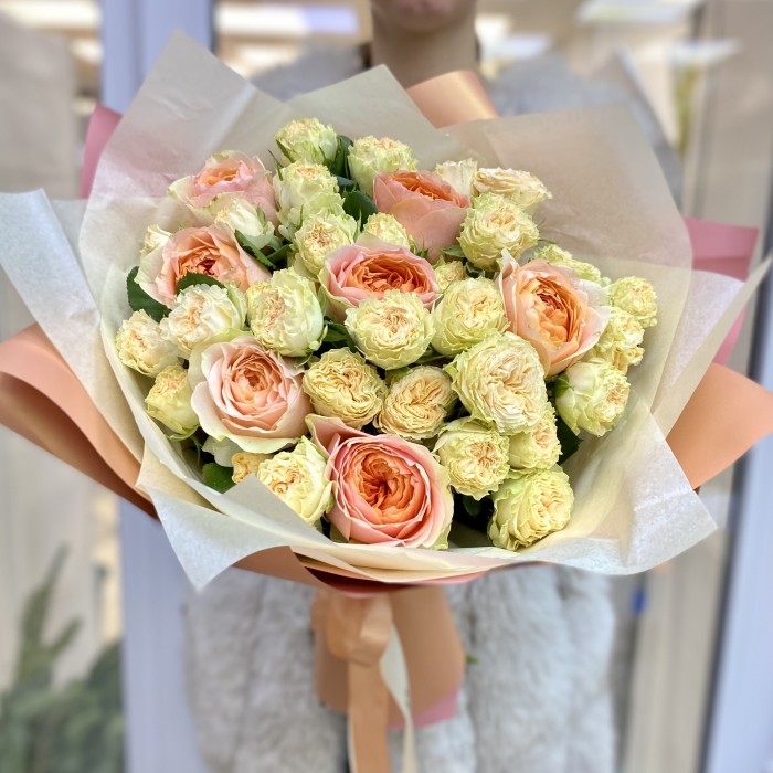 Букет из нежных пионовидных роз