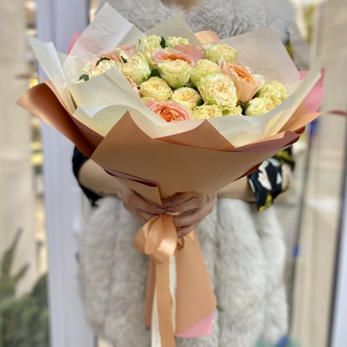 Букет из нежных пионовидных роз
