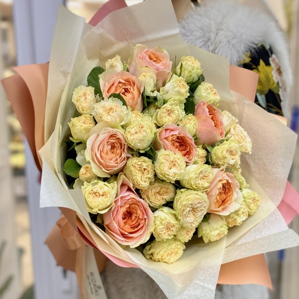Букет из нежных пионовидных роз