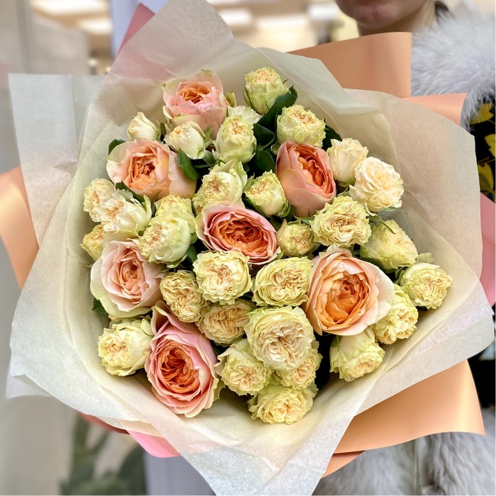 Букет из нежных пионовидных роз