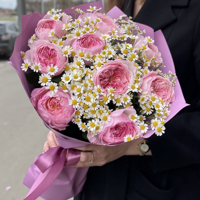 Пионовидные розы Констанция с ромашками