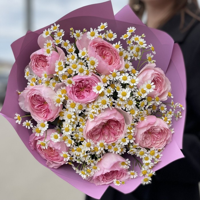 Пионовидные розы Констанция с ромашками