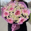 Пионовидные розы Констанция с ромашками