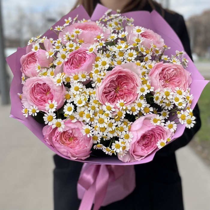 Пионовидные розы Констанция с ромашками