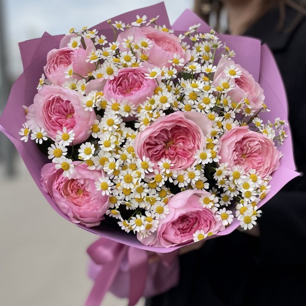 Пионовидные розы Констанция с ромашками