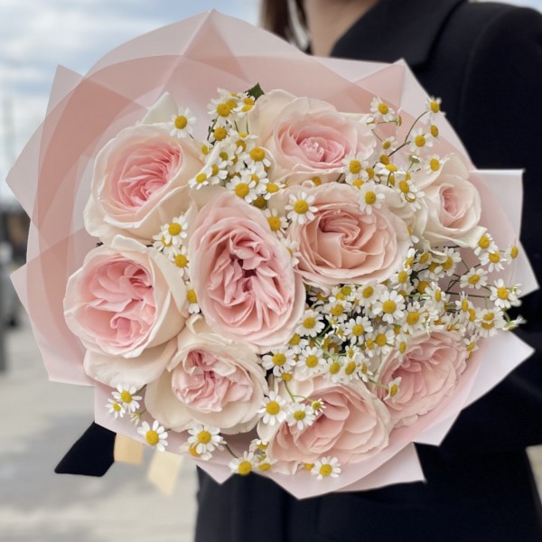 Пионовидные розы Принц Жардиньер с ромашками