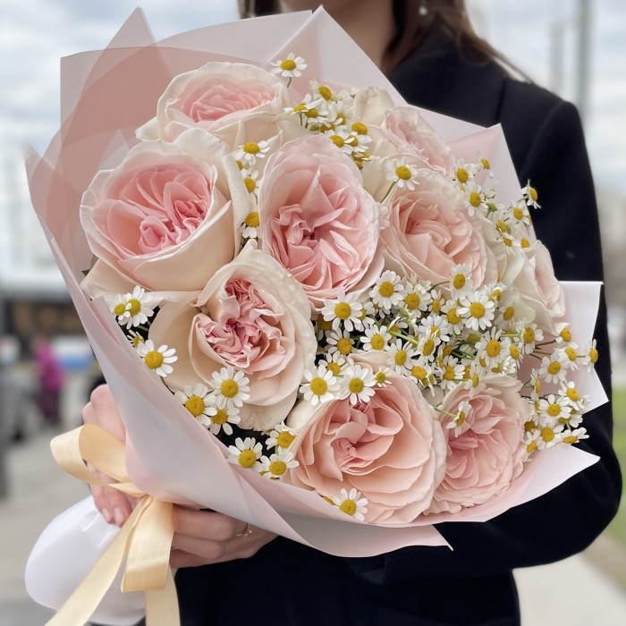 Пионовидные розы Принц Жардиньер с ромашками