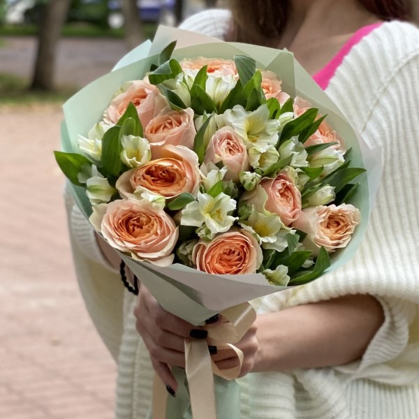 11 пионовидных роз Гравити с альстромерией