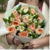 11 пионовидных роз Гравити с альстромерией