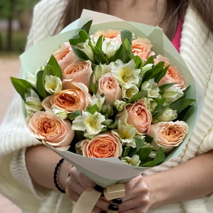 11 пионовидных роз Гравити с альстромерией