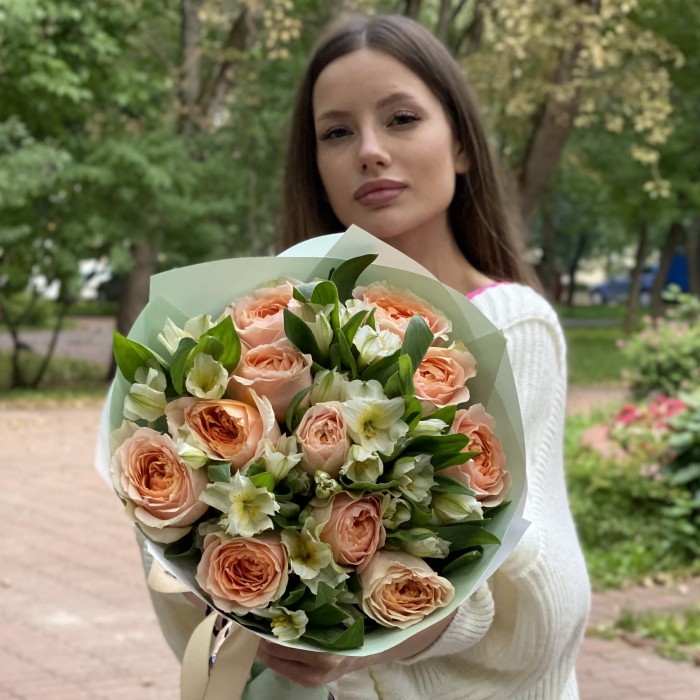 11 пионовидных роз Гравити с альстромерией