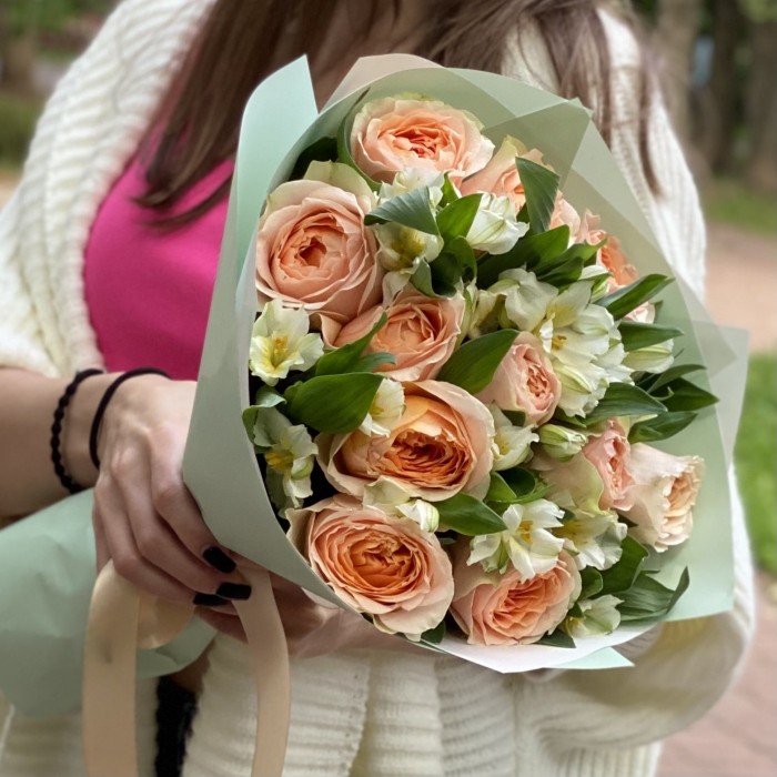 11 пионовидных роз Гравити с альстромерией