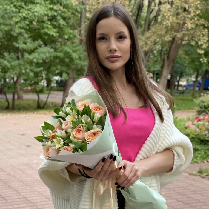 11 пионовидных роз Гравити с альстромерией