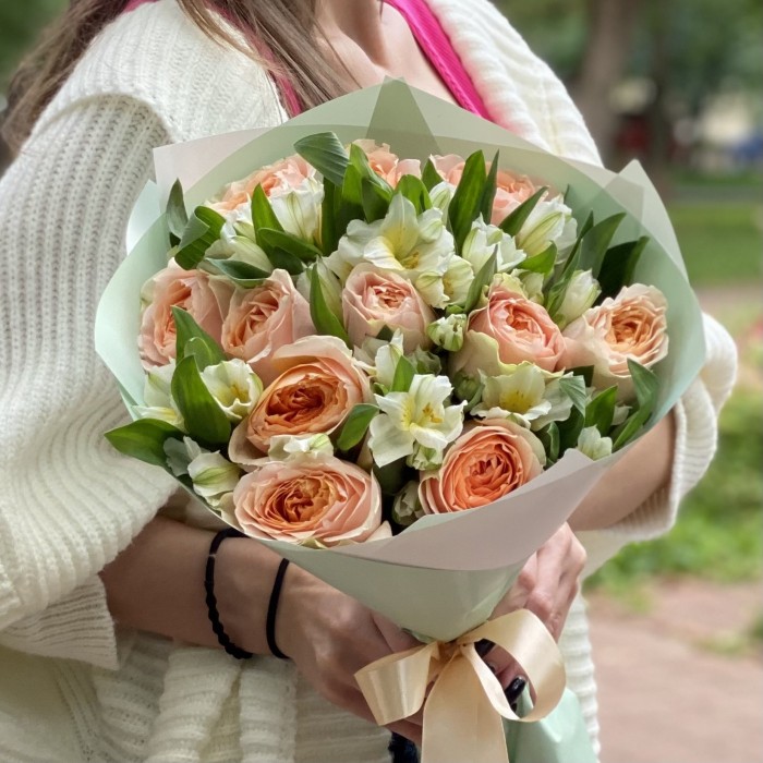 11 пионовидных роз Гравити с альстромерией