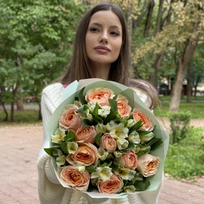 11 пионовидных роз Гравити с альстромерией