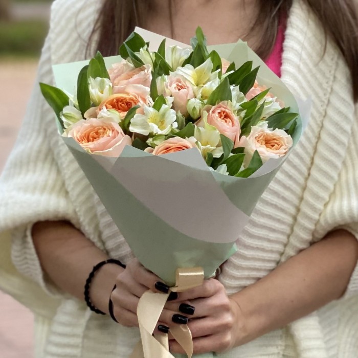 11 пионовидных роз Гравити с альстромерией