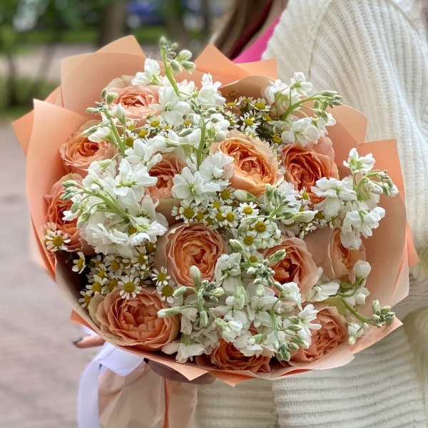 13 пионовидных роз Гравити с маттиолой