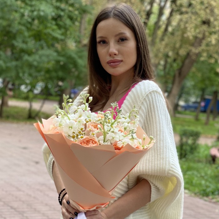 13 пионовидных роз Гравити с маттиолой