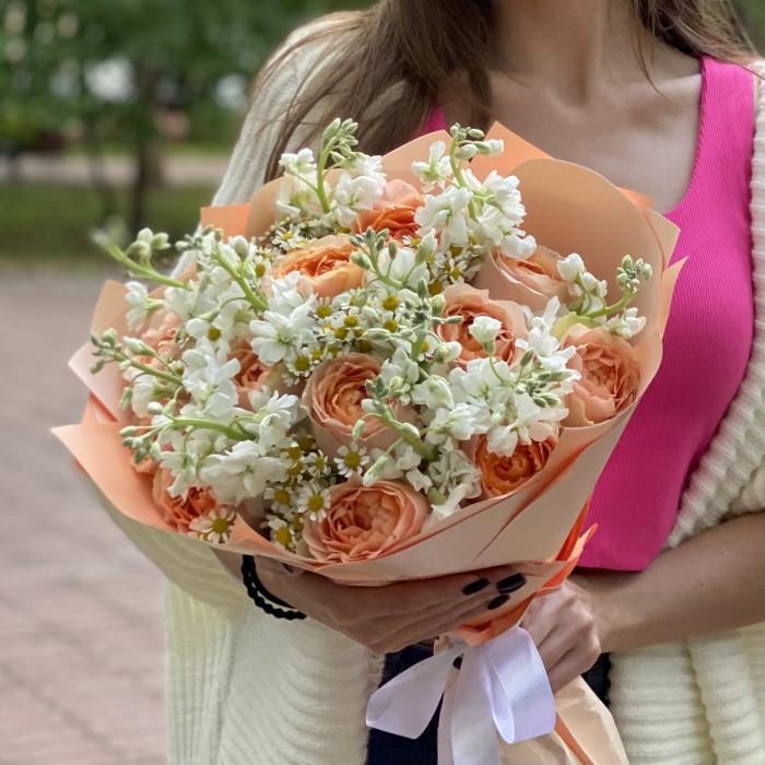 13 пионовидных роз Гравити с маттиолой