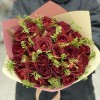 25 шоколадных роз с зеленью
